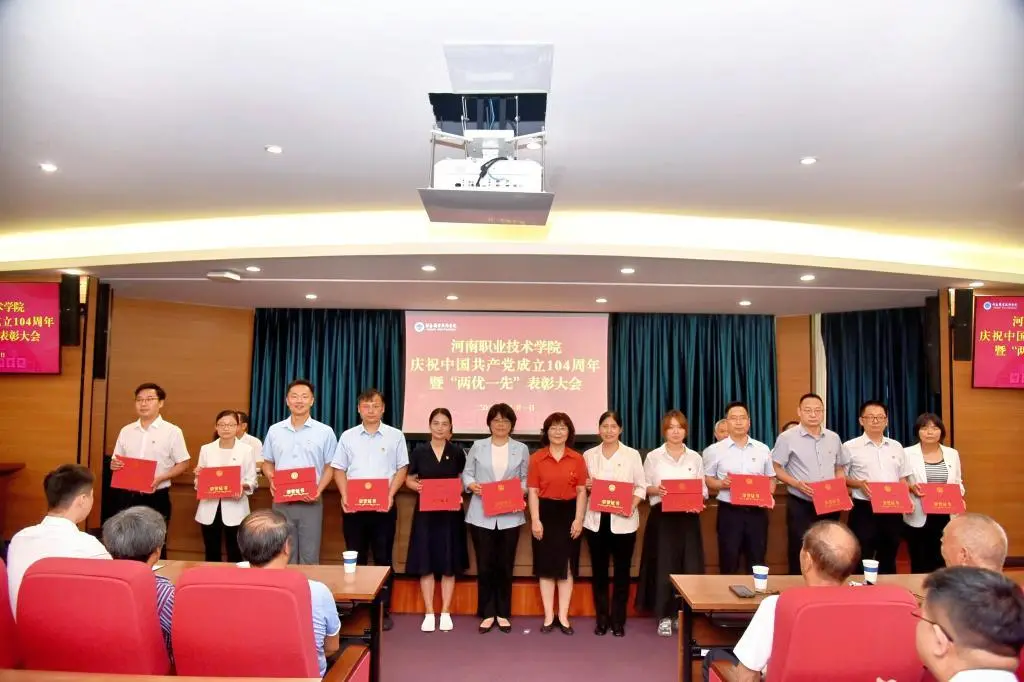 校党委委员、副校长肖珑为优秀共产党员代表颁发荣誉证书